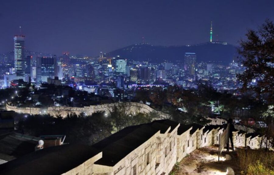 Seoul: Nighttime Tour of Palace, Market, Naksan Park & More - Cheonggyecheon Stream: A Downtown Walk With a Different Tempo