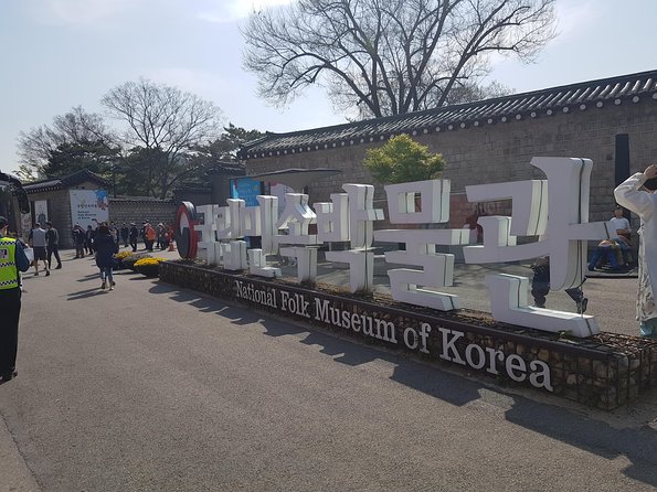 Seoul Palace Morning Tour - Entering Gyeongbok Palace: the Joseon dynasty rooms you’ll actually hear about
