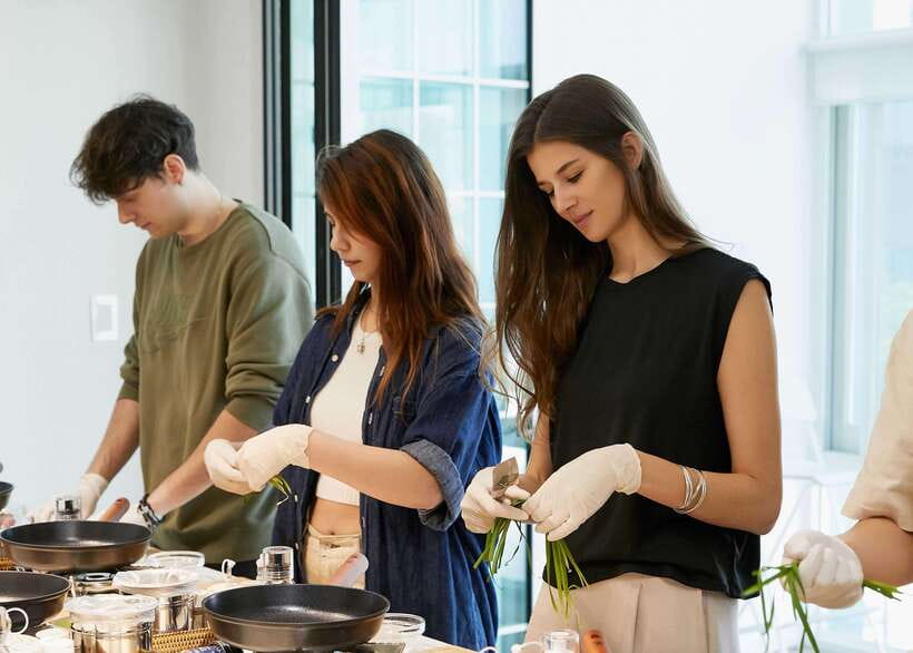 Seoul: Premium Korean Feast Cooking Class - In the kitchen: cooking royal-style feast dishes together