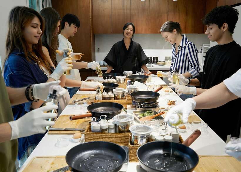Seoul: Premium Korean Feast Cooking Class - Elegant tableware, fresh local ingredients, and the minimal-plastic promise