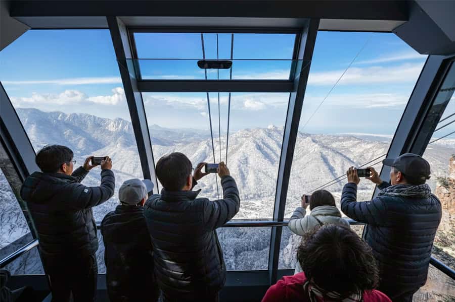 Seoul: Seorak Mountain+Nami Island+Eobi Ice Valley Tour - One Day, Three Winter Icons: Seoraksan + Nami + Eobi Ice Valley