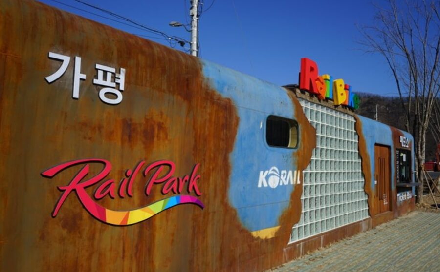 Seoul: The Painter Show with Nami Island - The Painters at Gwanghwamun: live painting that turns into a performance