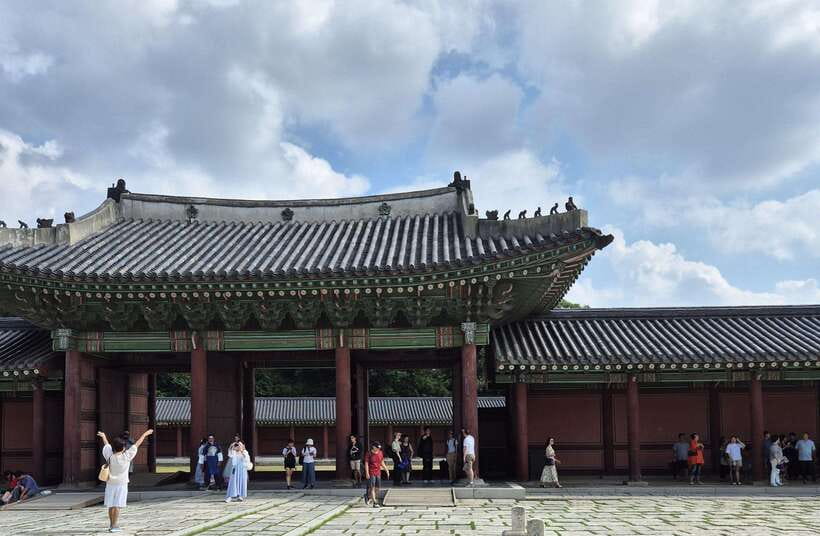 Seoul: UNESCO Palace and Street Foods Guided Tour - Starting at Changdeokgung: Where the Tour Gets Real