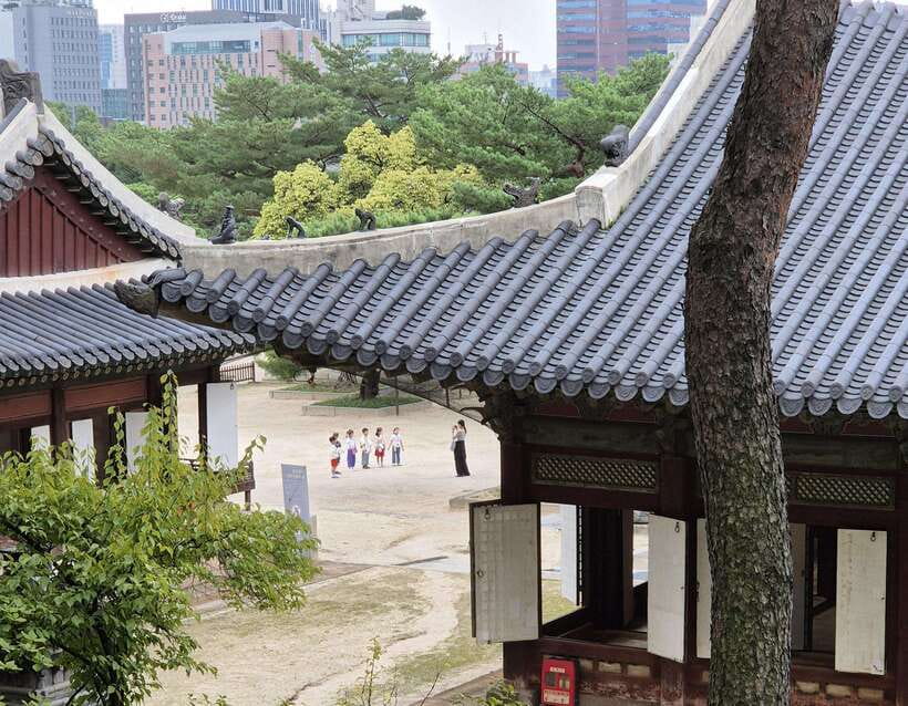 Seoul: UNESCO Palace and Street Foods Guided Tour - The Walk to Cheonggyecheon: A Pause That Helps It All Sink In