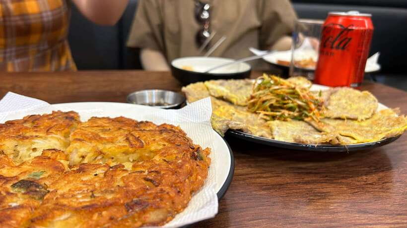 Seoul: UNESCO Palace and Street Foods Guided Tour - Gwangjang Market Food Tasting: Where the Tour Really Wins