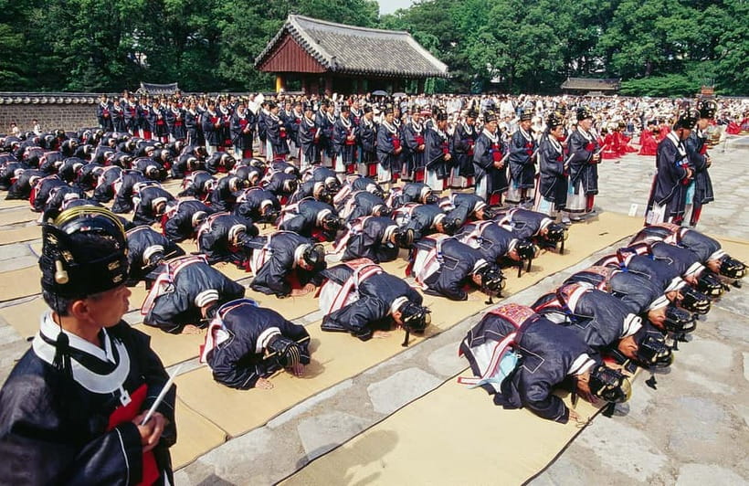 Seoul: UNESCO Sites tour: Palace, Shrine & Bukchon Village - Lunch timing: budget for food outside the tour price