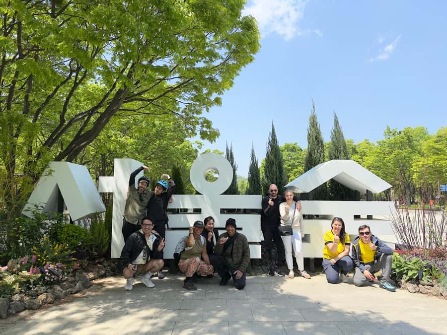 Seoul: Urban Nature Bike Tour along Han River - Bikes, gears, and support for ages 12+