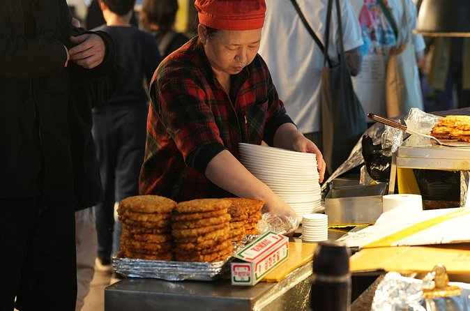 Seoul Vegan & Vegetarian Gwangjang Market Food Tour (11 Tastings) - Small Group Size (Max 8) and Pacing: Enough Food, Not a Food Marathon