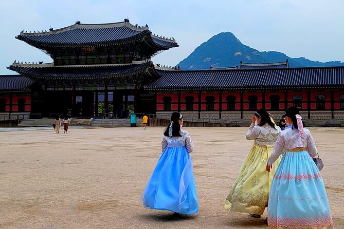 (Small Group) Palace & Seoul Old Town Highlights - A 3-hour Joseon-era sampler starting at Anguk Station