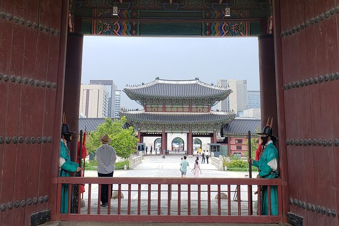(Small Group) Palace & Seoul Old Town Highlights - Why the small group size (max 10) changes the whole experience