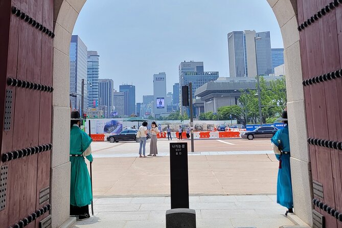 (Small Group) Palace & Seoul Old Town Highlights - Lee’s teaching style: history plus real questions