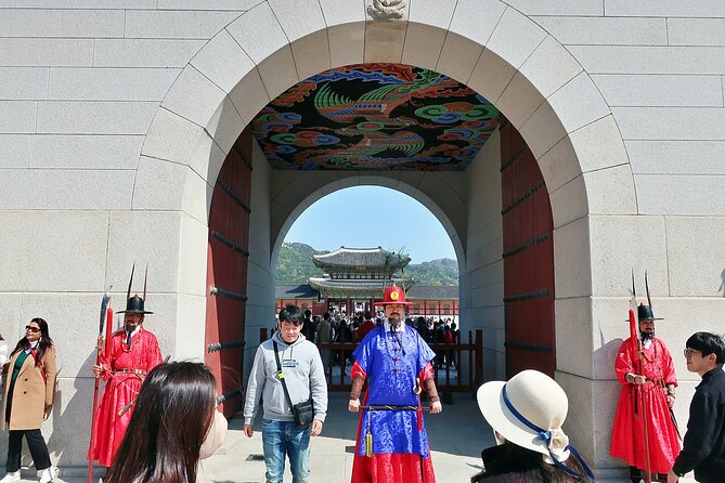 Small-Group Seoul Tour with Gyeongbokgung Palace (hotel pick-up) - The Ginseng Center Stop: Taste, Learn, and Keep Control