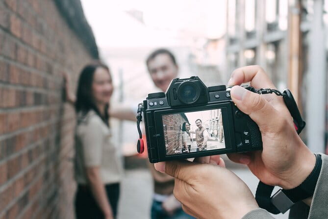 Street photoshoot and Seoul Hidden gem History Walking Tour - Walking comfort and timing: what to expect from a 5:30 pm start