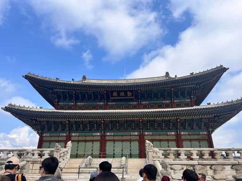 Time Travel in Seoul: Gyeongbokgung, Folk Museum & Bukchon - Practical tips for a rain-or-shine 3-hour walk