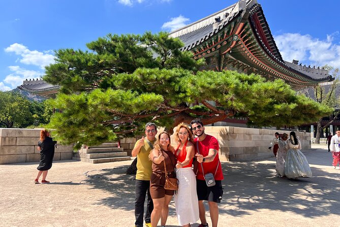 Time Travel in Seoul: Gyeongbokgung Palace, Folk Museum & Bukchon - Gyeongbokgung Palace: main highlights with real context