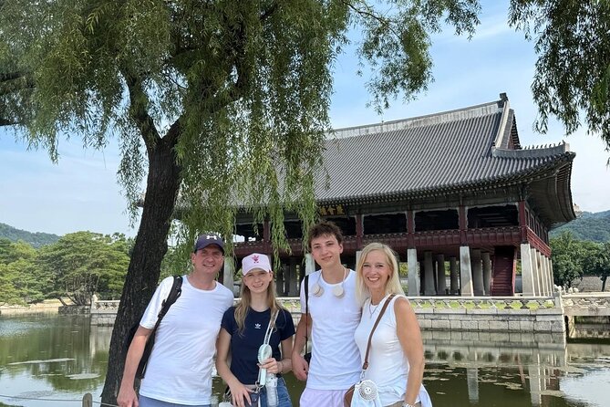 Time Travel in Seoul: Gyeongbokgung Palace, Folk Museum & Bukchon - Mina’s small-group style: friendly, adaptable, and easy to follow